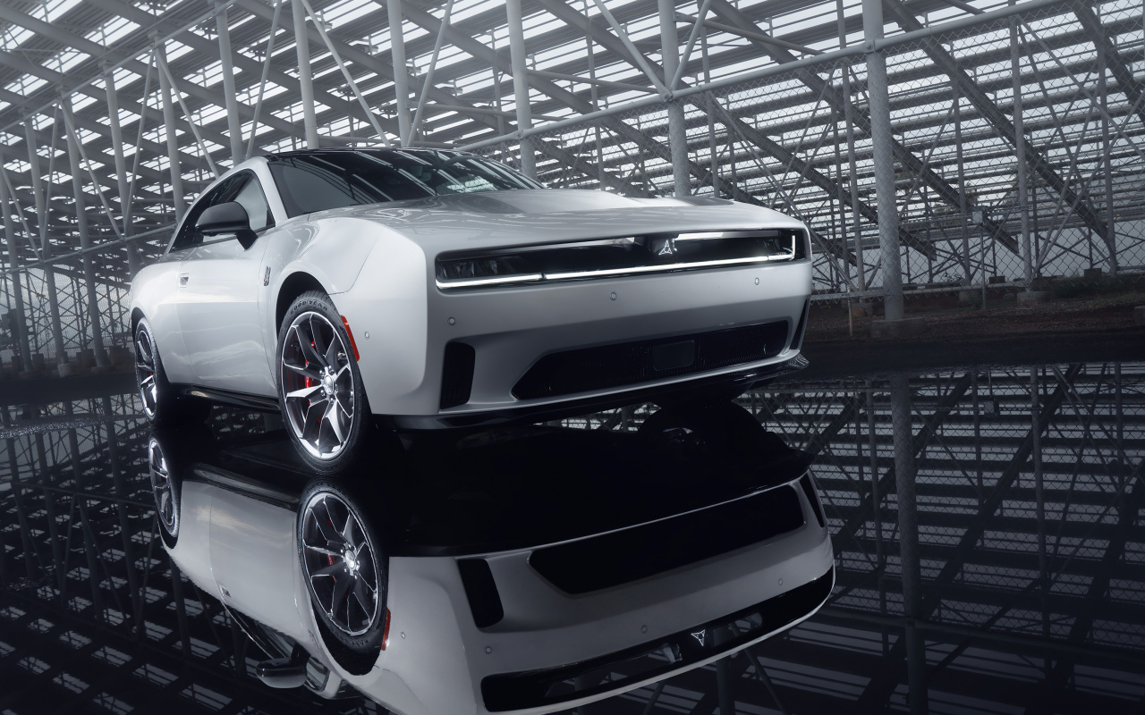 Дорогой серебристый автомобиль Dodge Charger Daytona Scat Pack 2024 года