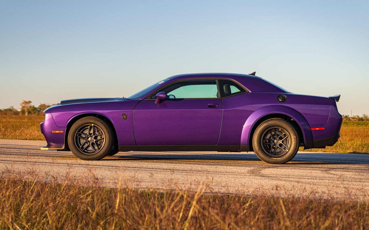 Фиолетовый автомобиль Dodge Hennessey Demon 1700 Twin-Turbo 2024 года