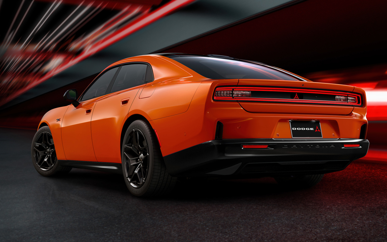 Вид сзади на новый оранжевый автомобиль Dodge Charger Daytona RT 2025 года