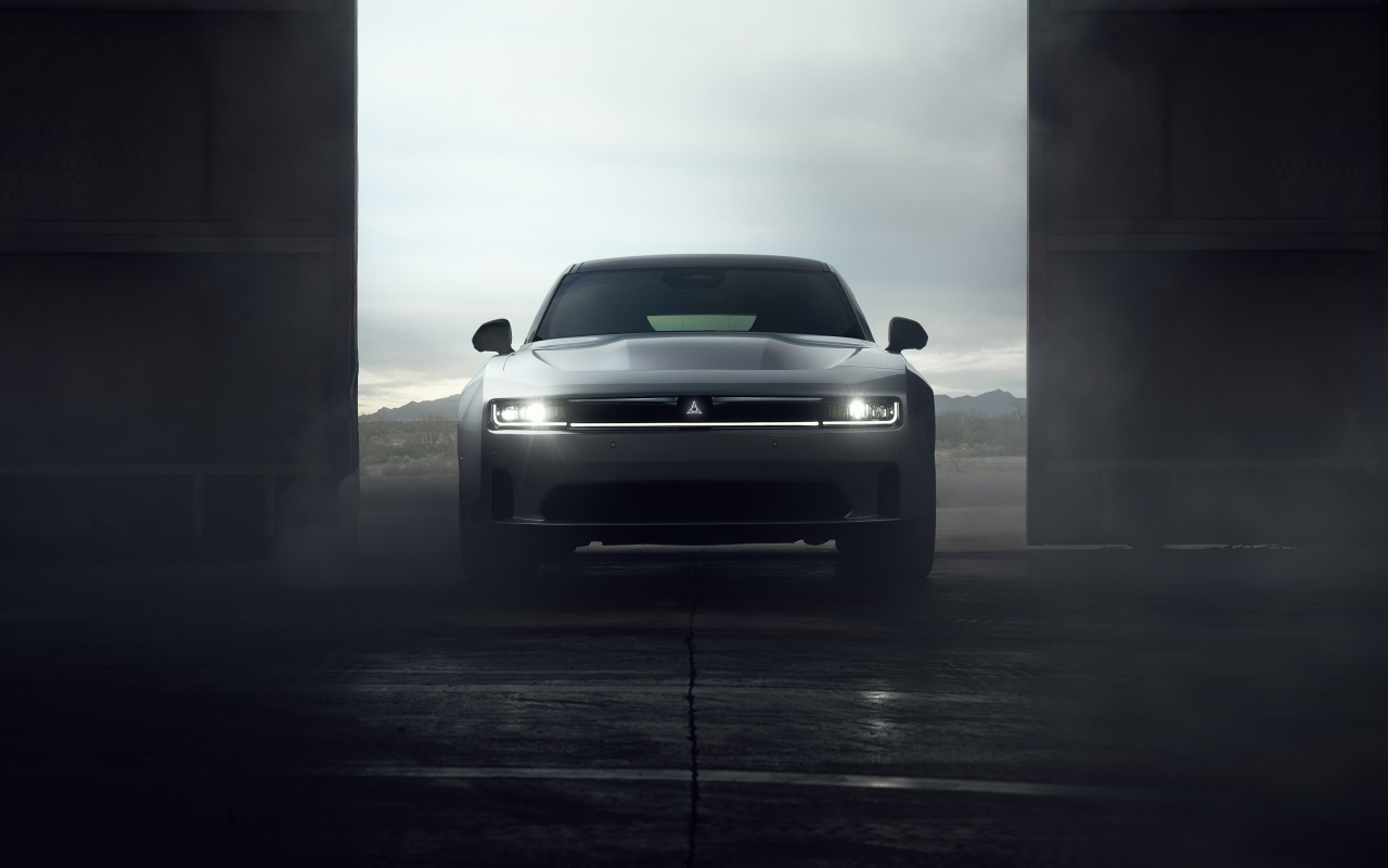 Серебристый автомобиль Dodge Charger Daytona Scat Pack 2024 года у ворот