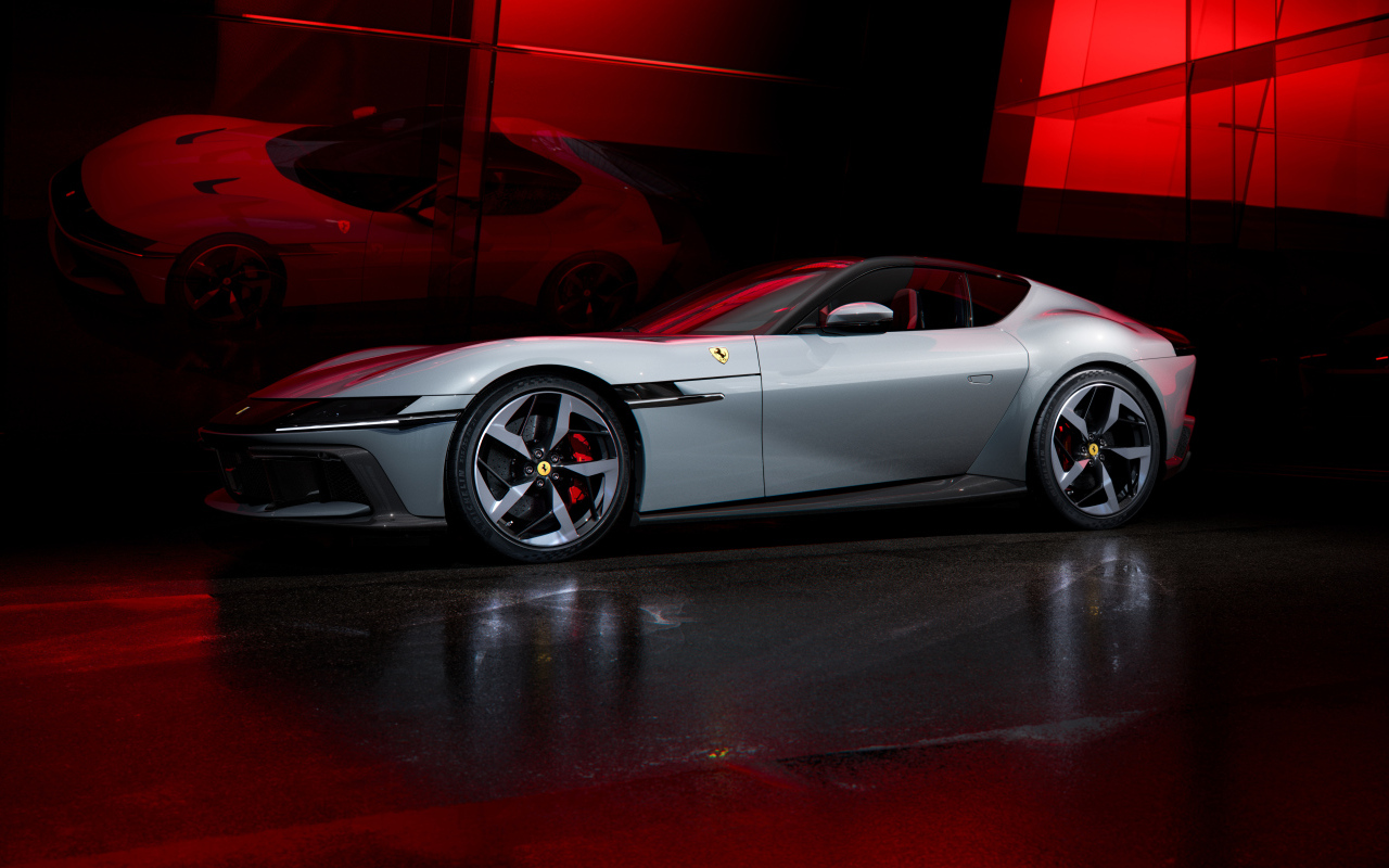 Дорогой серебристый автомобиль Ferrari 12Cilindri 2024 года