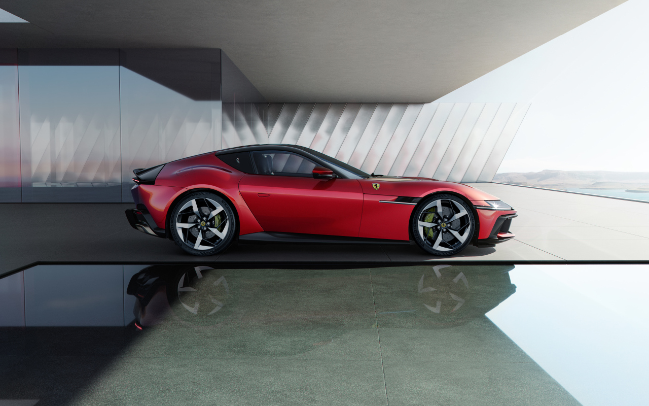 Быстрый красный автомобиль Ferrari 12Cilindri 2024  года