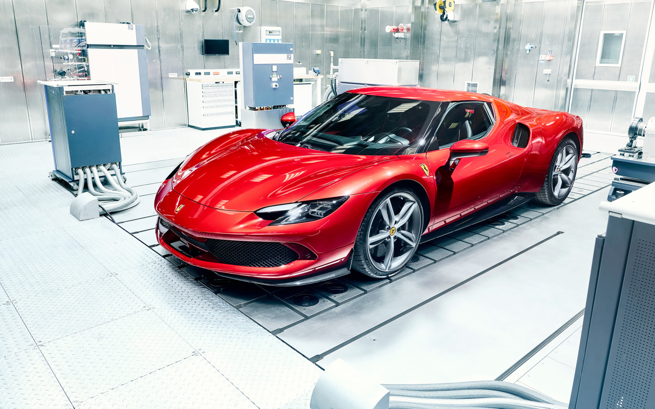 Вид спереди на красный автомобиль Ferrari 296 GTB