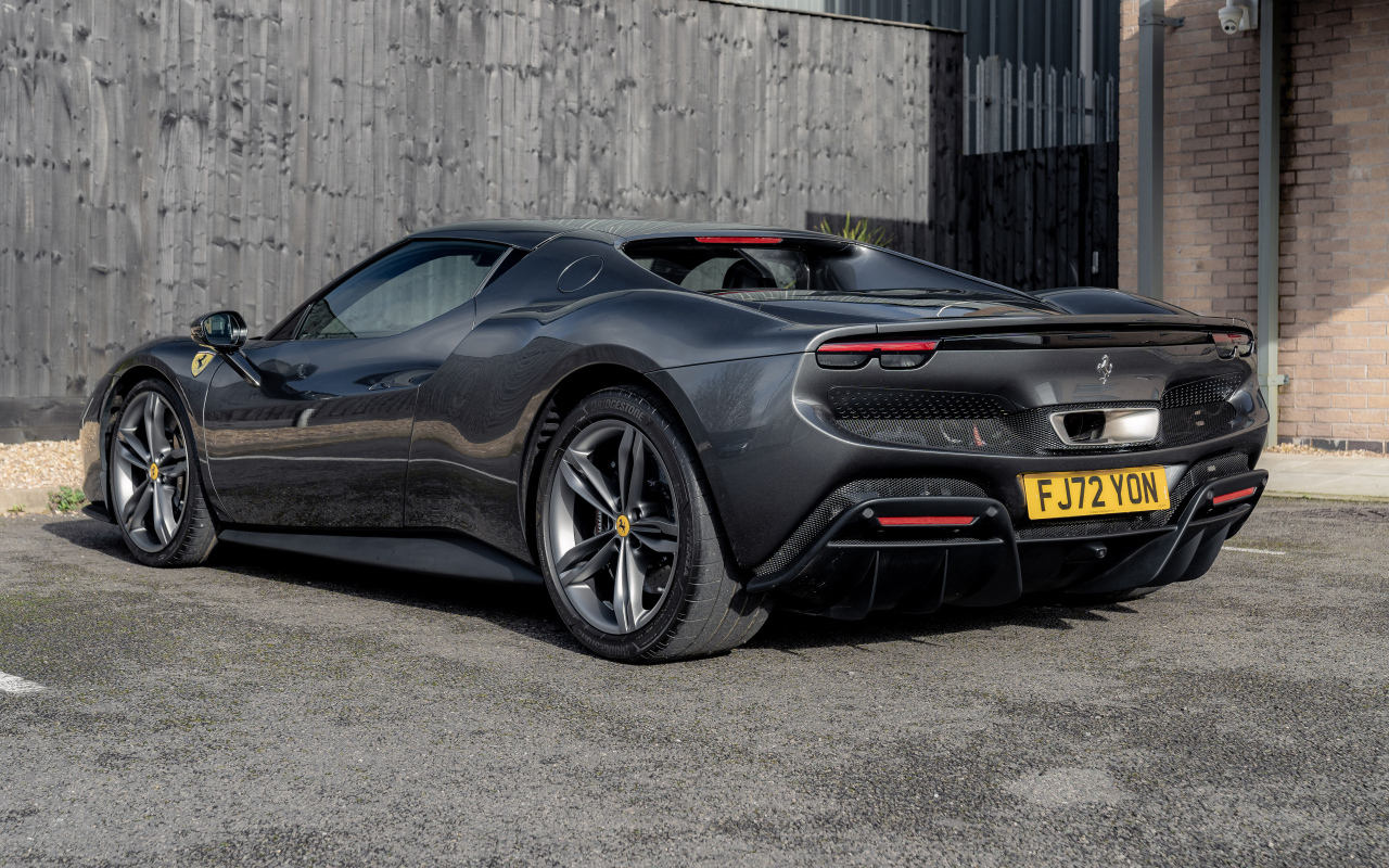 Вид сзади на автомобиль Ferrari 296 GTB