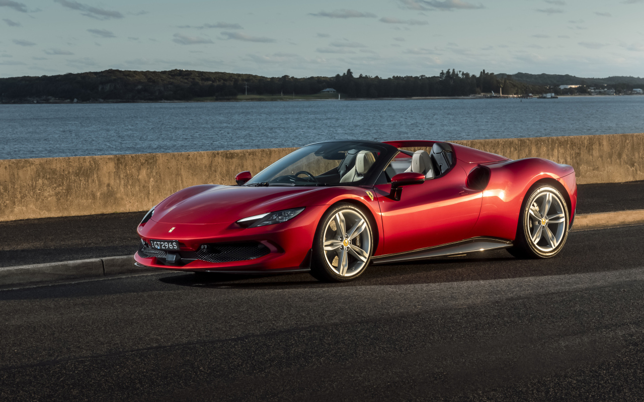 Красный автомобиль Ferrari 296 GTS у реки