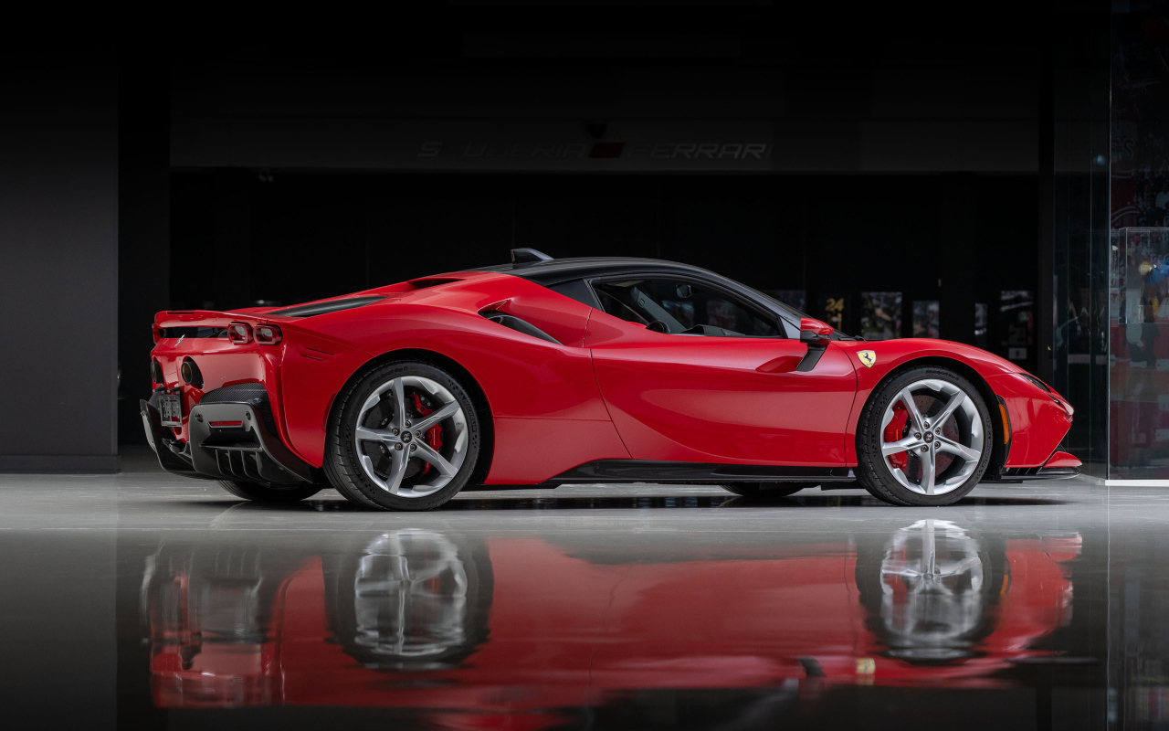 Вид сбоку на красный автомобиль Ferrari SF90 Stradale