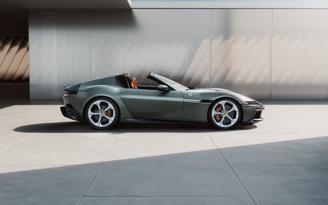 Вид сбоку на автомобиль Ferrari 12Cilindri Spider 2024 года