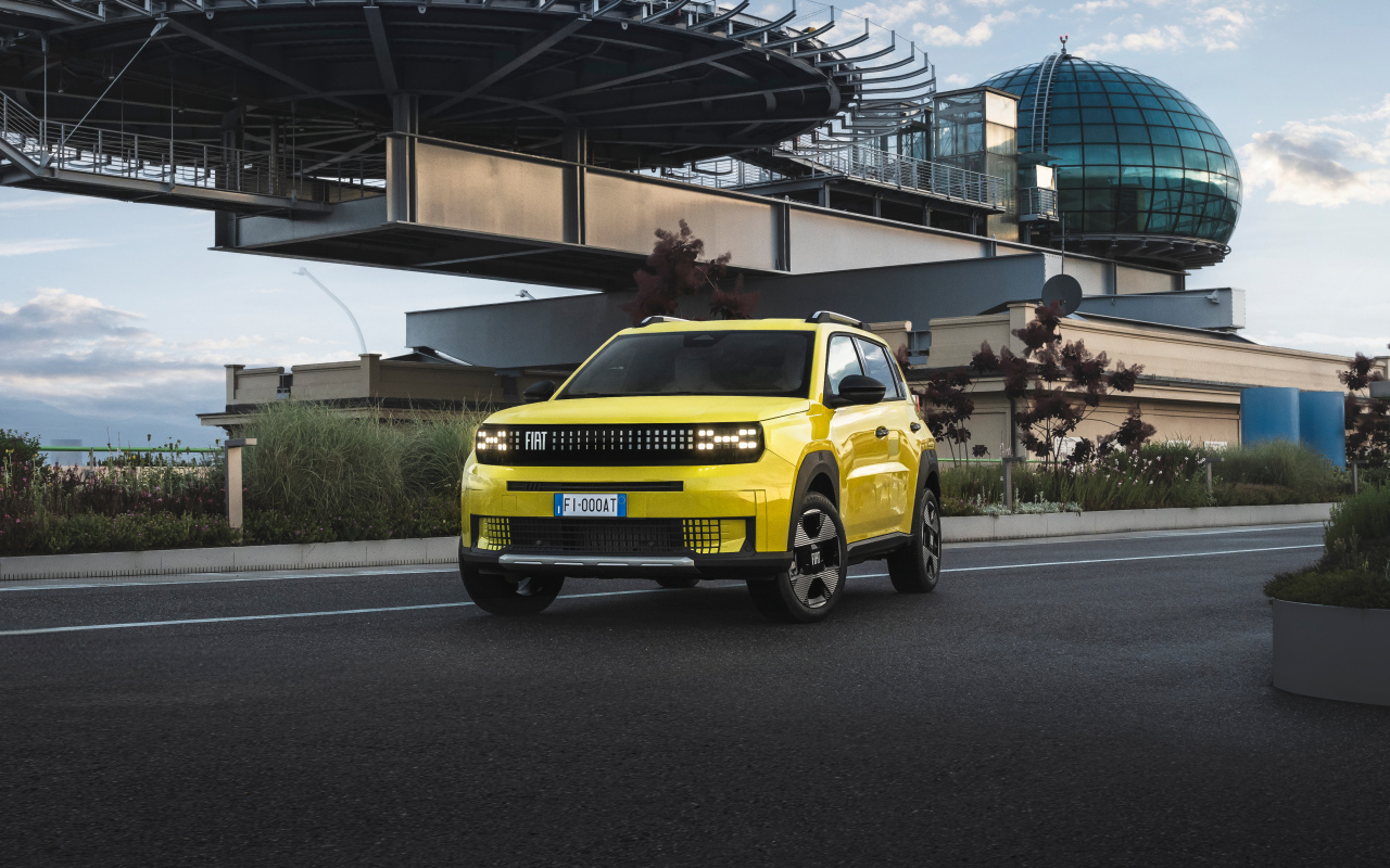 Желтый внедорожник Fiat Grande Panda Elettrica