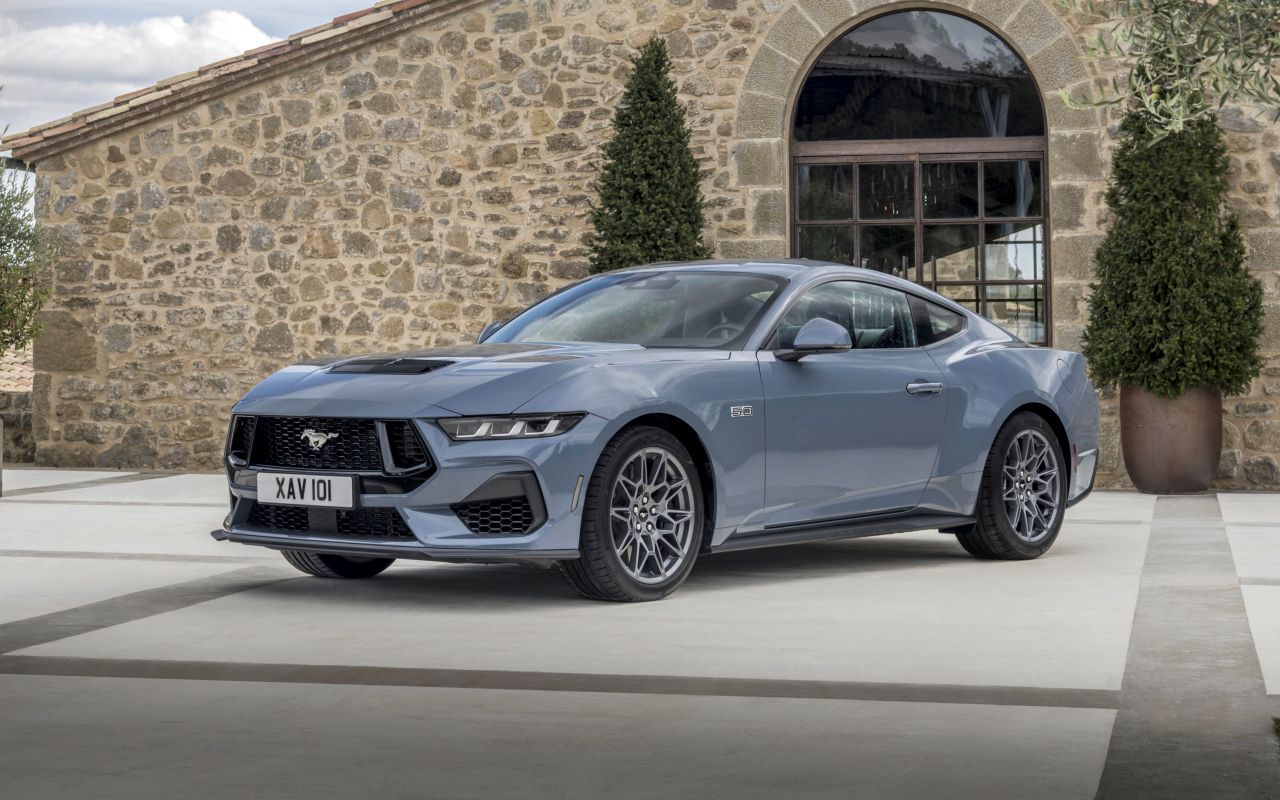 Автомобиль Ford Mustang GT 2024 года у дома