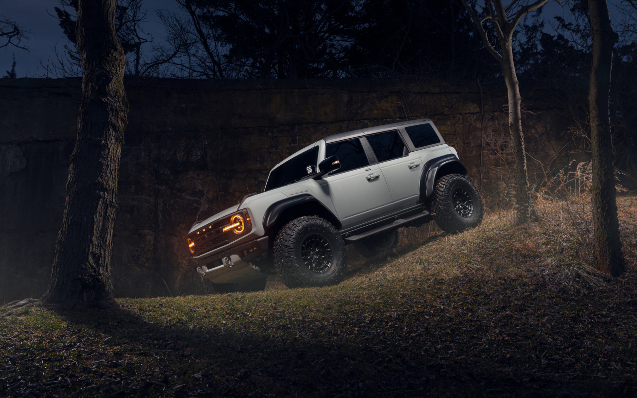 Джип Ford Bronco Raptor в лесу ночью
