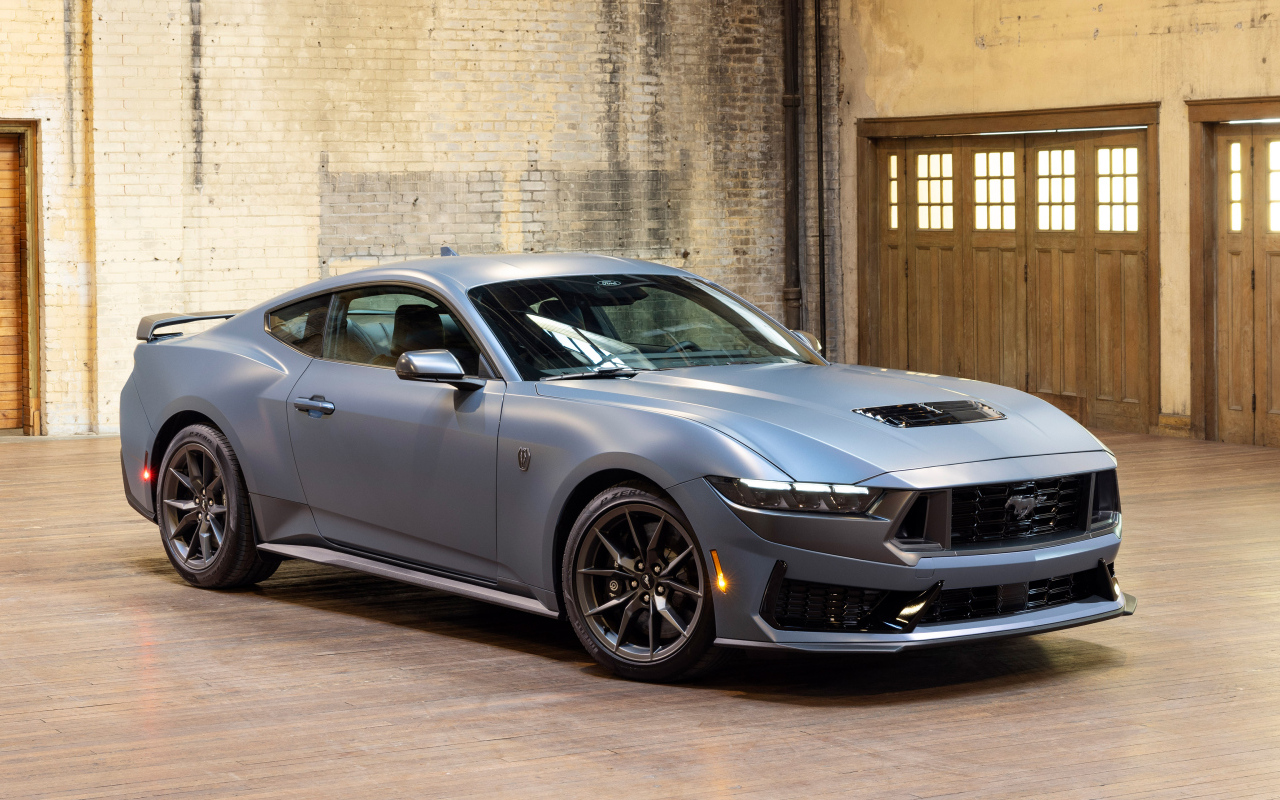 Вид спереди на автомобиль Ford Mustang Dark Horse Matte Clear Film 2024 года