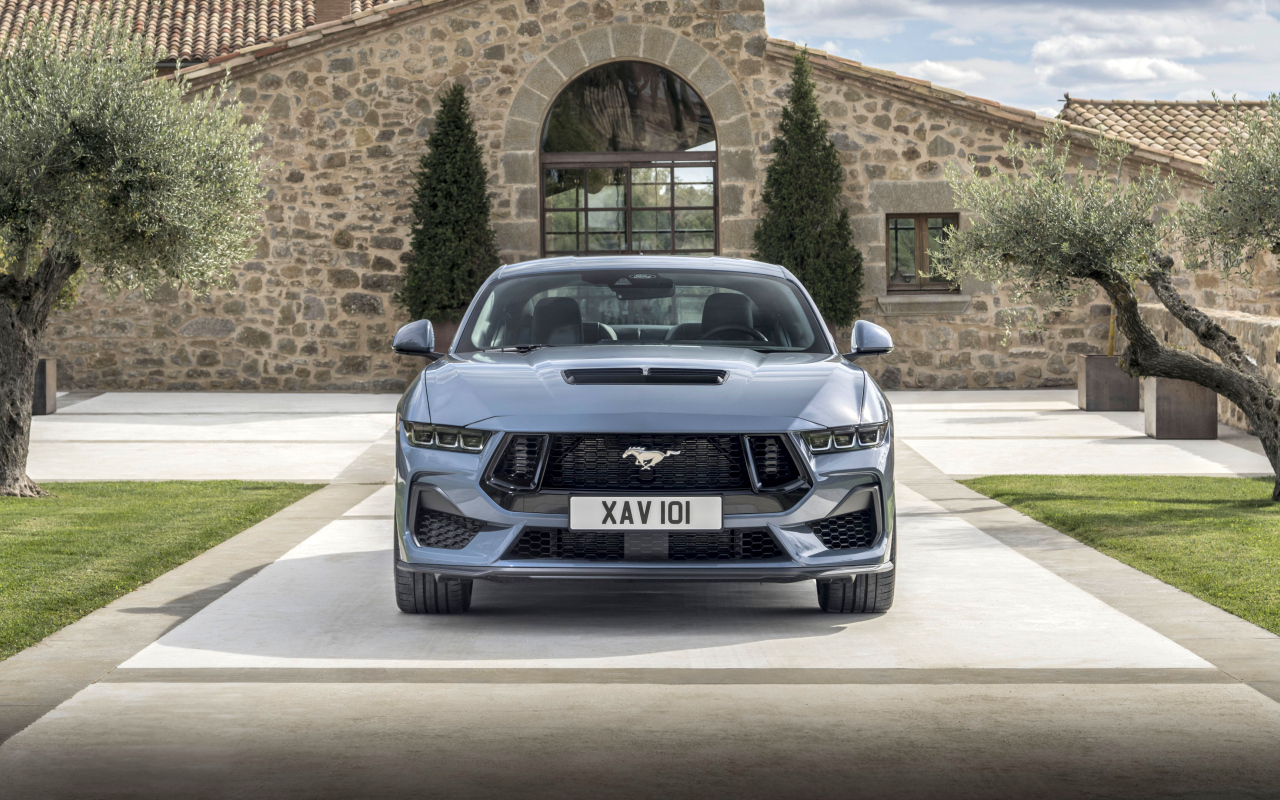 Вид спереди на автомобиль Ford Mustang GT 2024 года