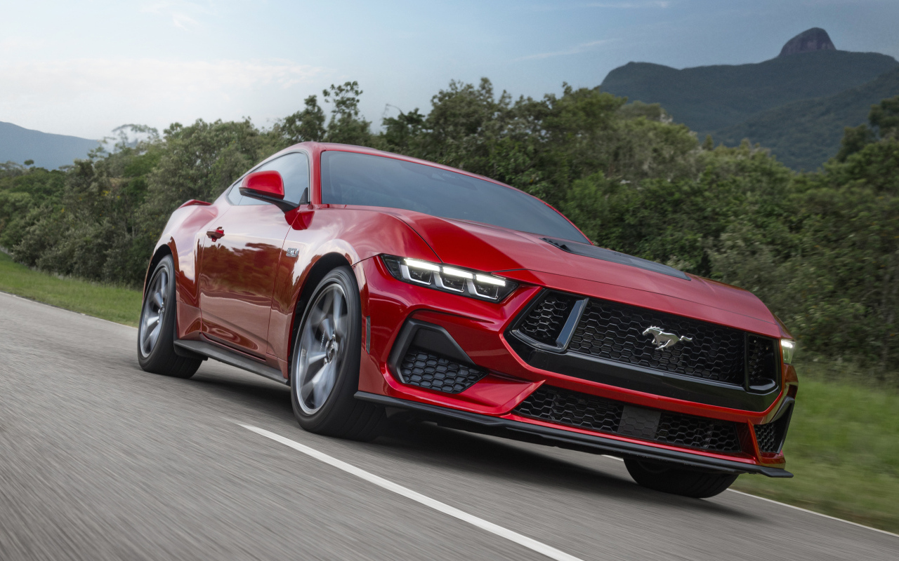 Красный автомобиль Ford Mustang GT Performance 2024 года