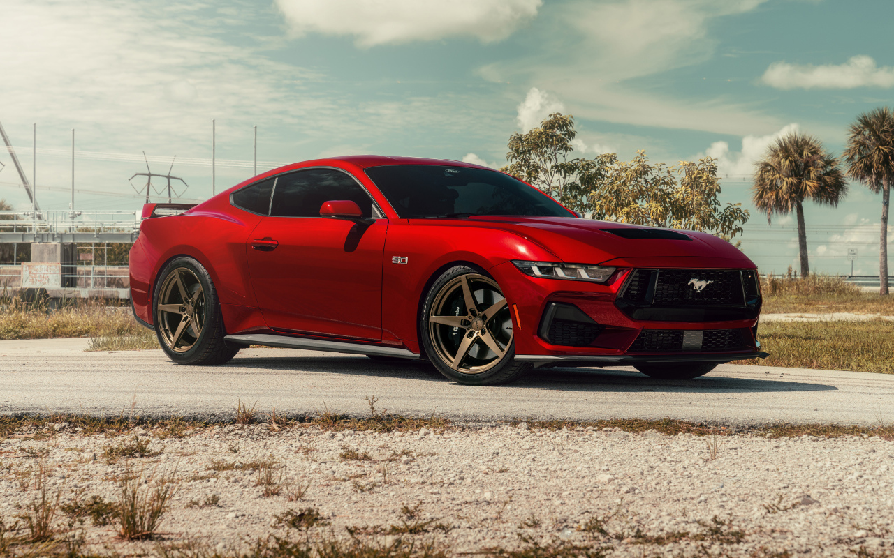 Красный Ford Mustang GT S650 на дороге