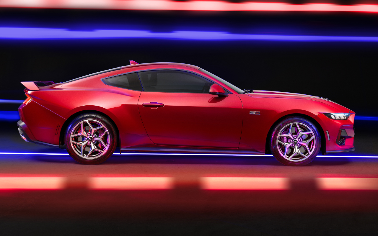 Вид сбоку на красный автомобиль Ford Mustang GT Performance 2024 года
