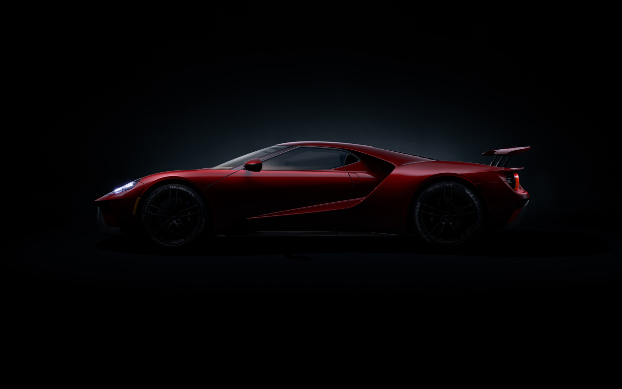 Вид сбоку на красный автомобиль Ford GT