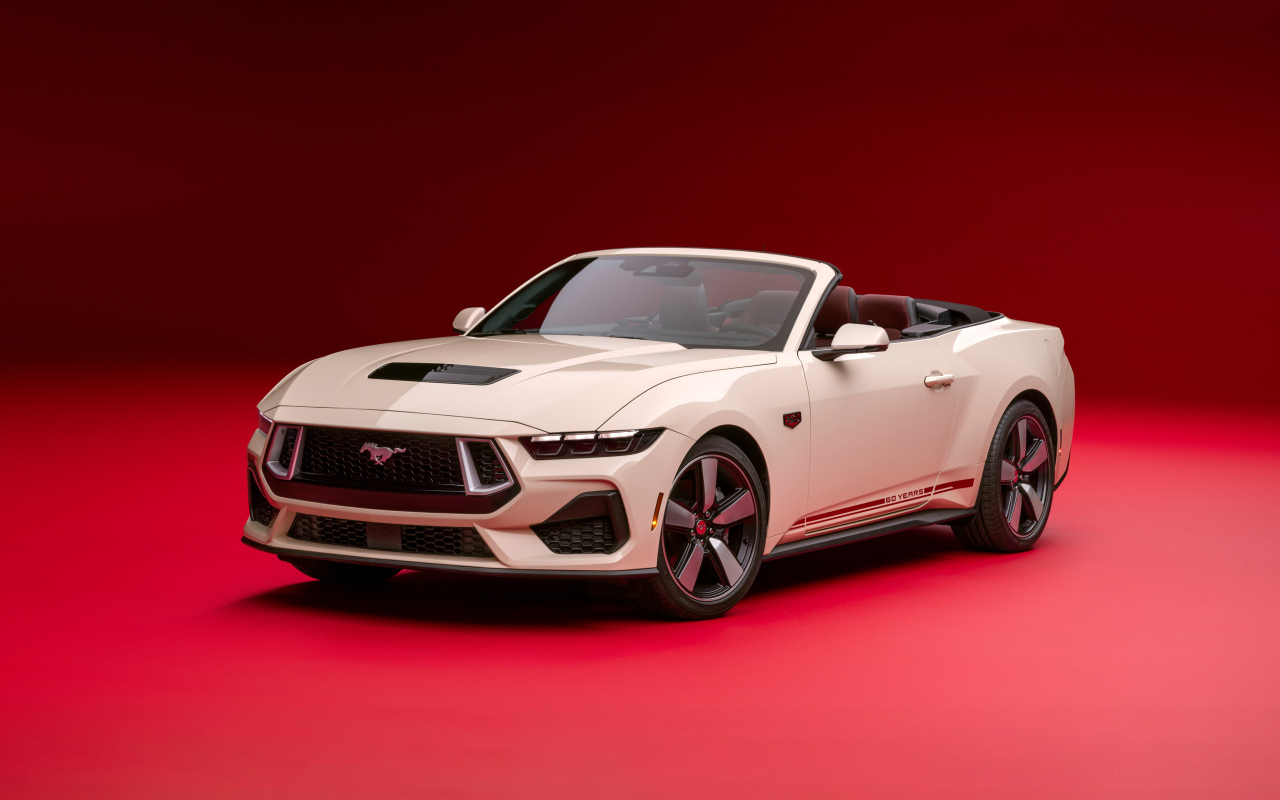 Белый кабриолет Ford Mustang GT Convertible 60th Anniversary Package 2024 года
