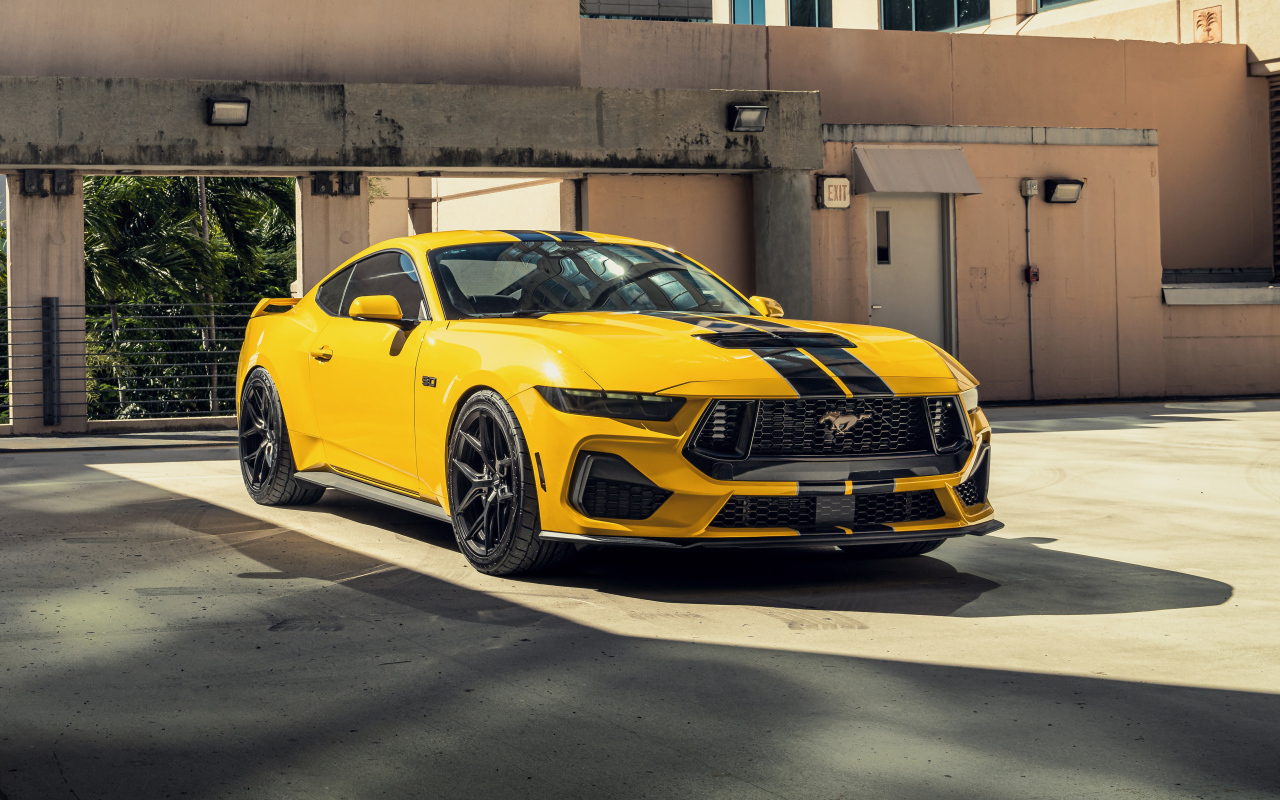 Желтый автомобиль Ford Mustang GT