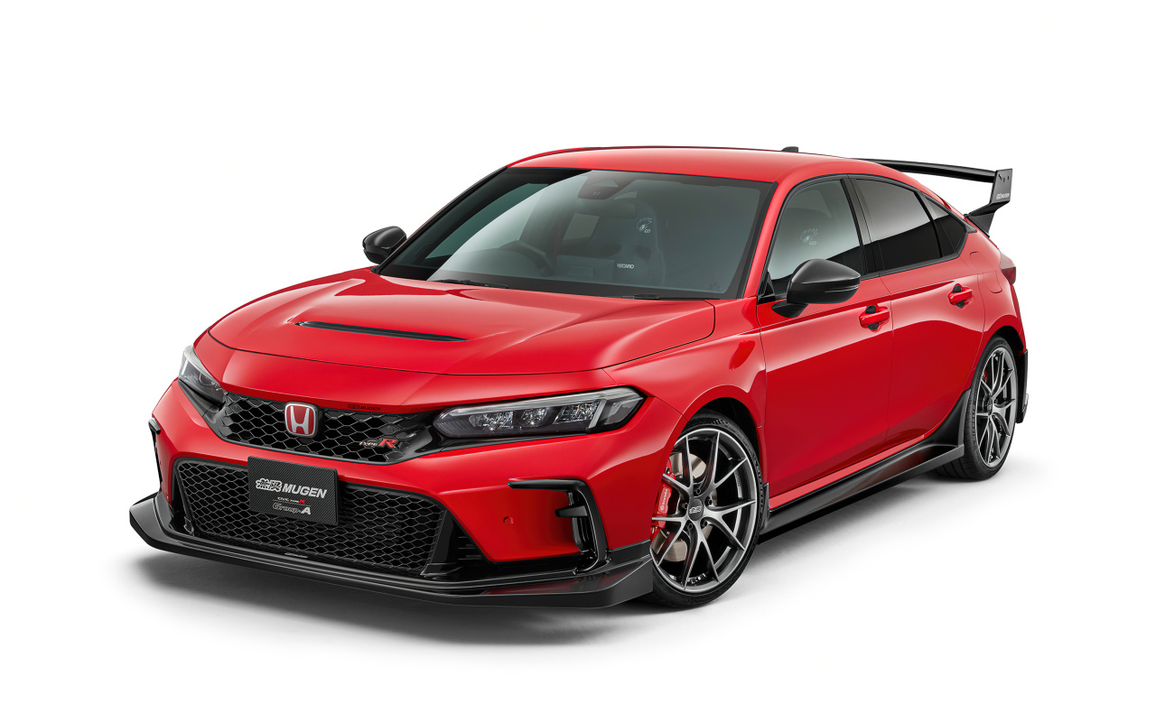 Красный автомобиль Mugen Honda Civic Type R 2024 года на белом фоне