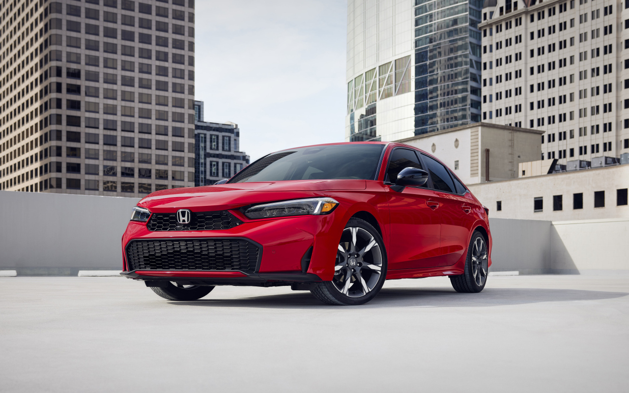 Красный автомобиль Honda Civic Sport Touring Hybrid Sedan 2025 года