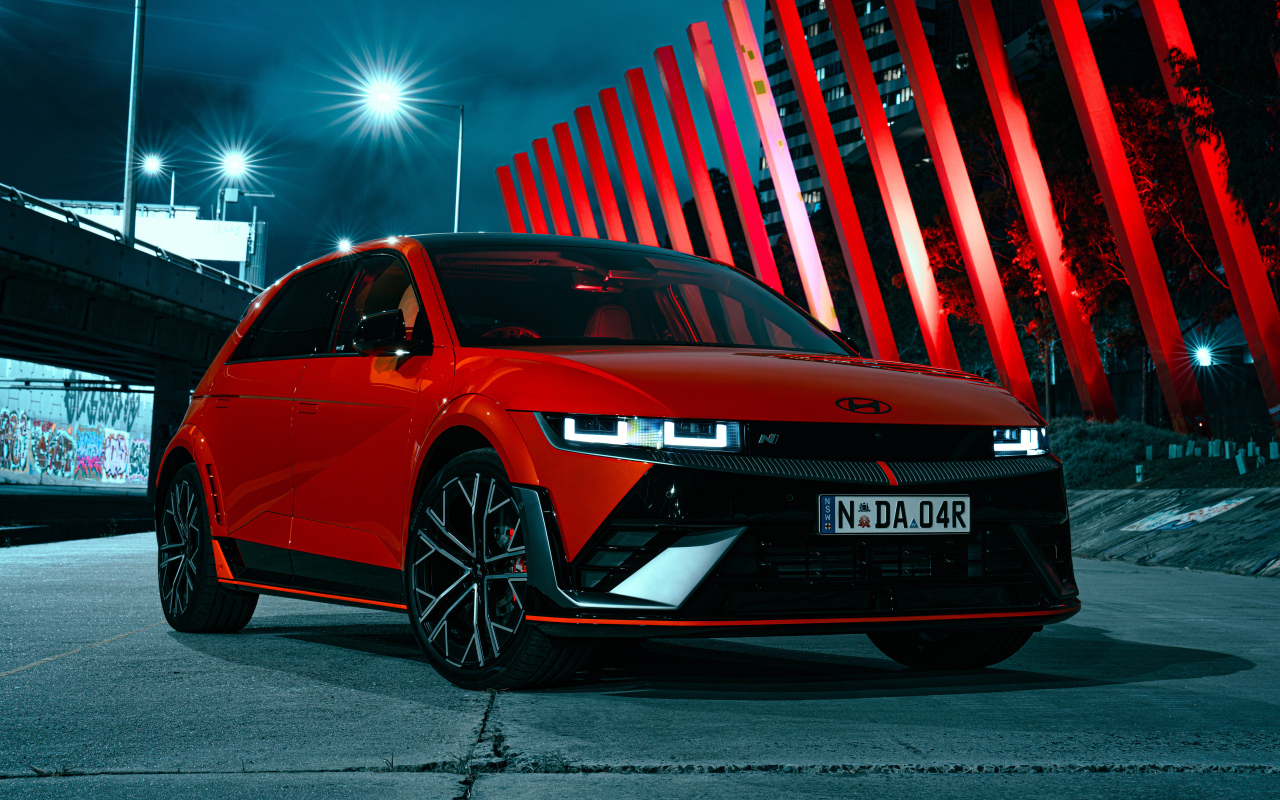 Красный автомобиль Hyundai IONIQ 5 N 2024 года