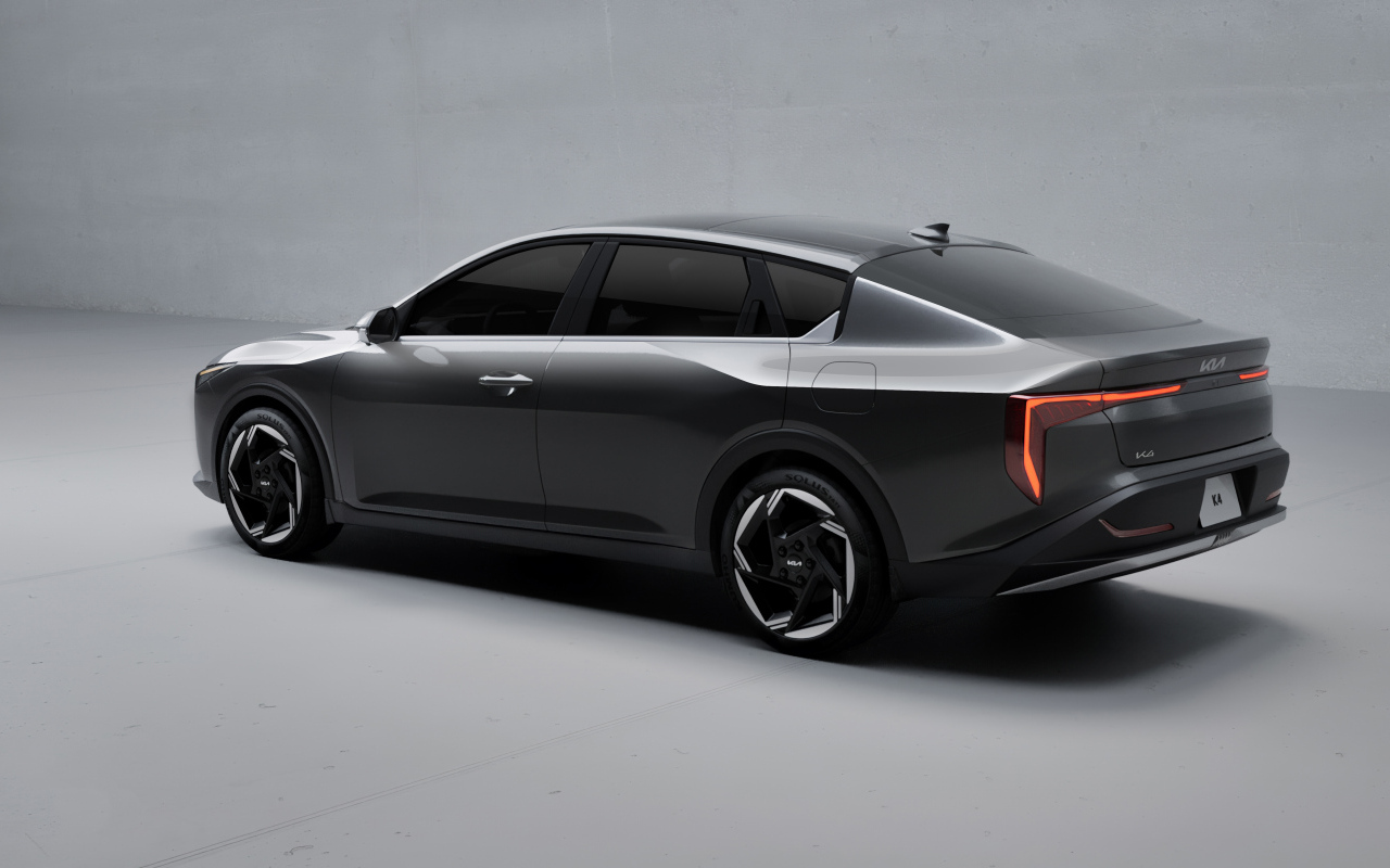 Черный автомобиль Kia K4 2025 года вид сзади