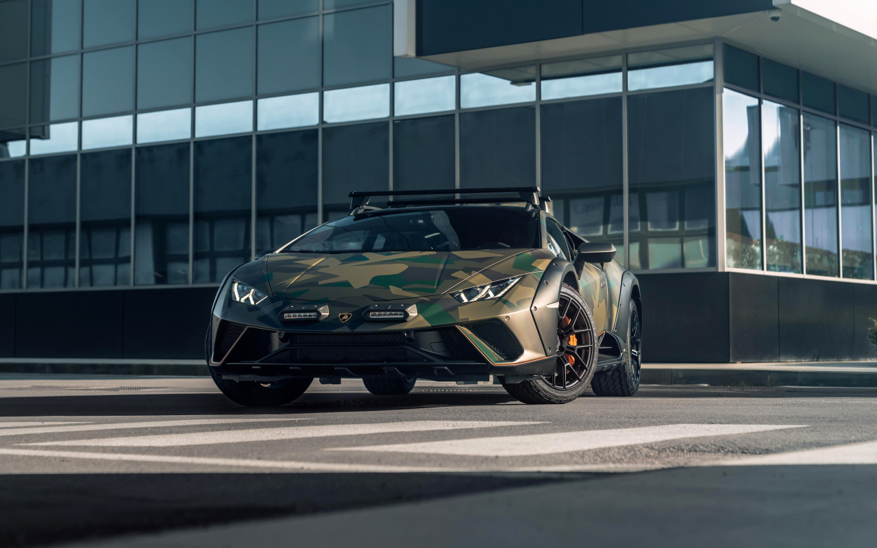 Автомобиль  Lamborghini Huracán Sterrato All-Terrain Ad Personam у здания
