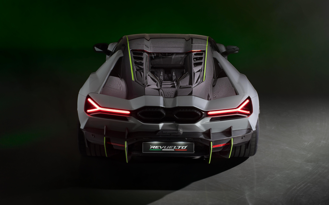 Вид сзади на автомобиль Lamborghini Revuelto At Lamborghini Arena 2024