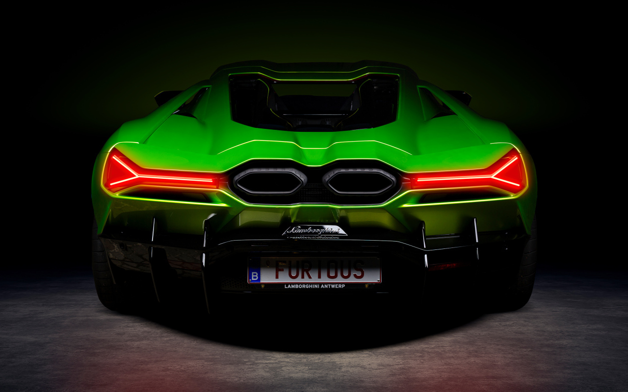 Вид сзади на зеленый автомобиль Lamborghini Revuelto