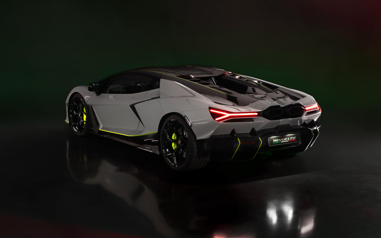 Вид сзади на автомобиль Lamborghini Revuelto At Lamborghini Arena 2024 года