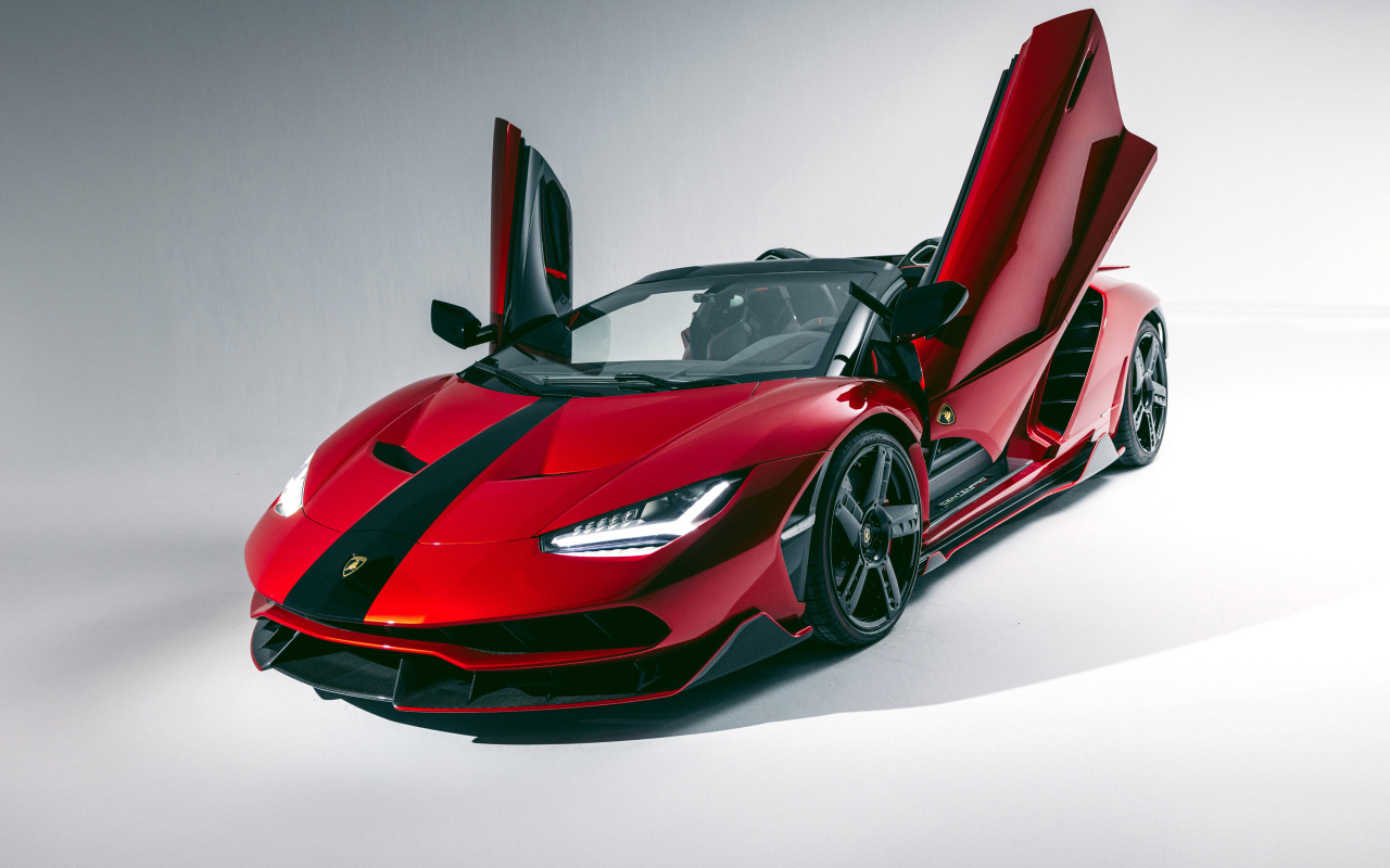 Красный автомобиль Lamborghini Centenario Roadster с открытыми дверями