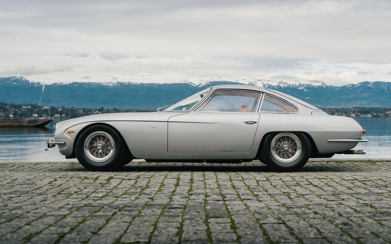 Вид сбоку на автомобиль Lamborghini 350 GT