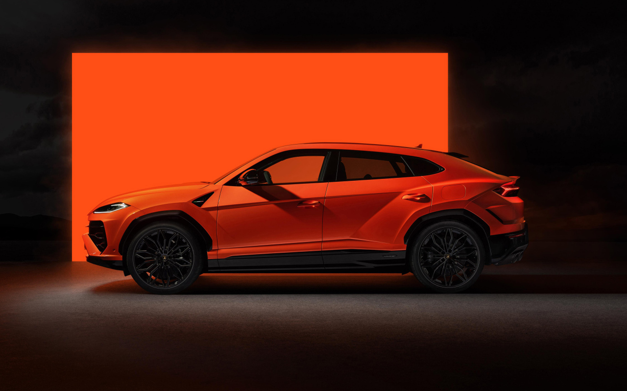 Вид сбоку на автомобиль Lamborghini Urus SE Plug-In Hybrid