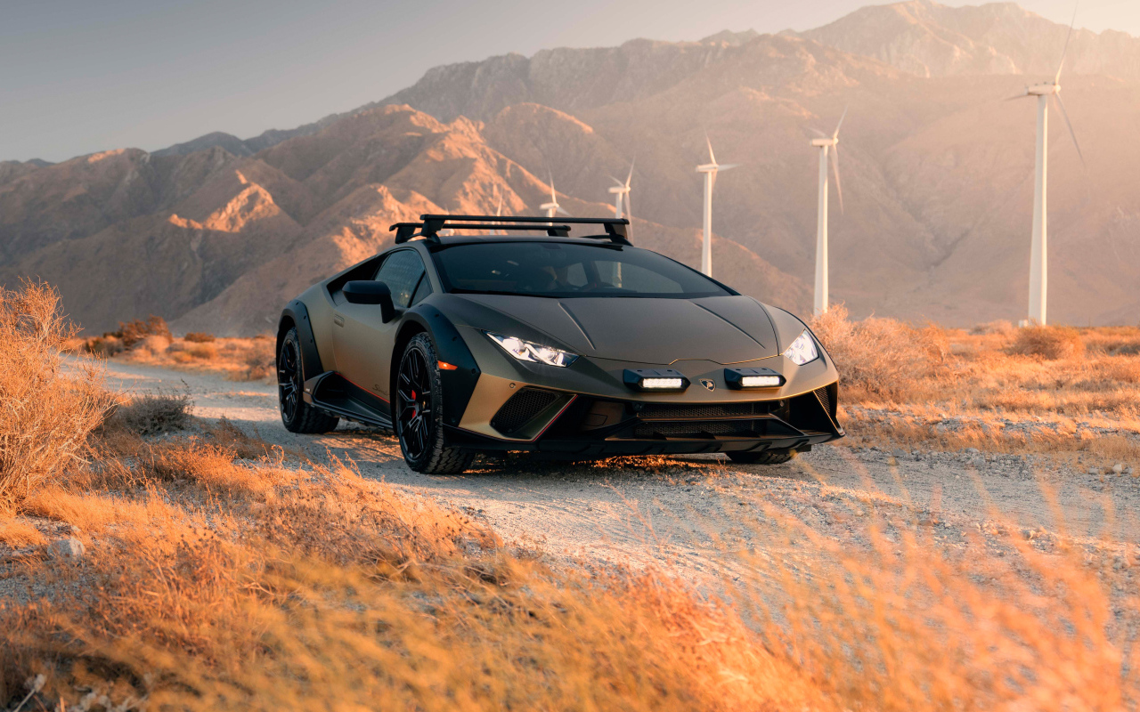 Стильный автомобиль Lamborghini Huracán Sterrato 2024 года в горах