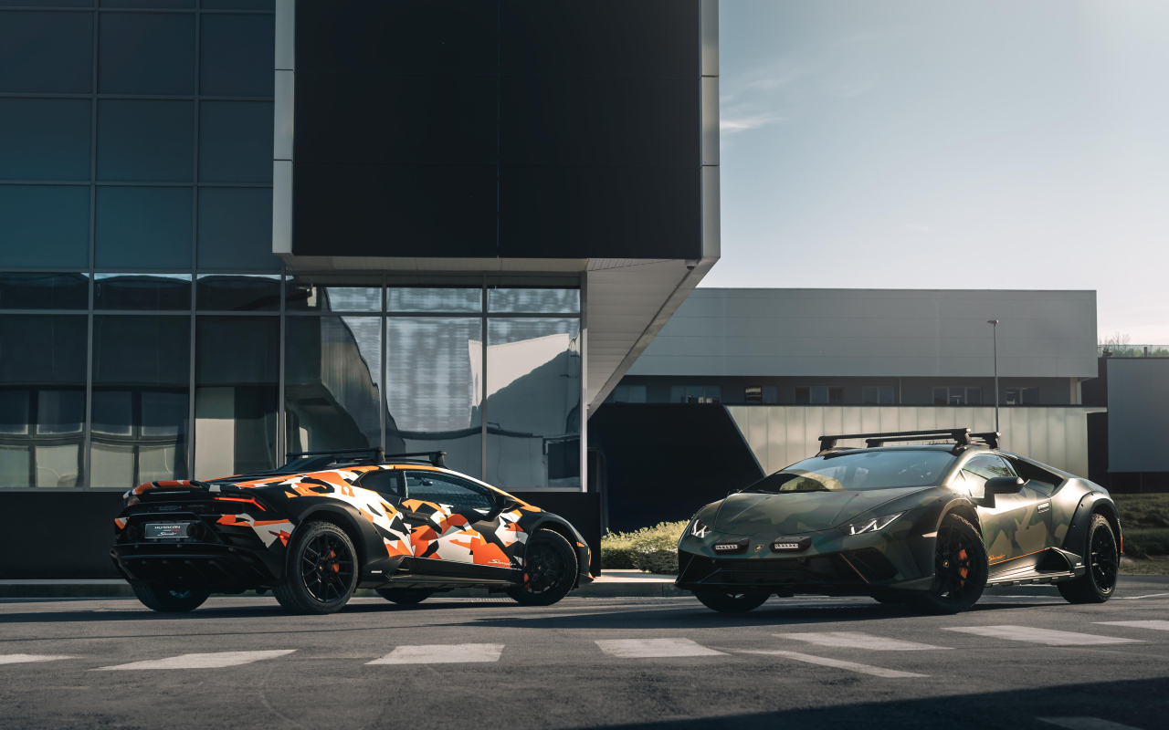 Два автомобиля Lamborghini Huracán Sterrato All-Terrain Ad Personam