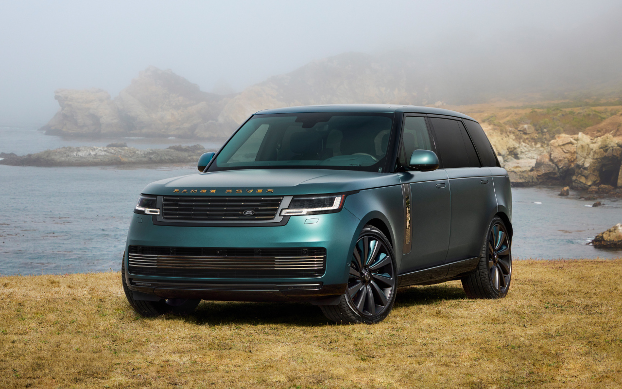 Зеленый автомобиль Range Rover SV Carmel Edition 2025 года