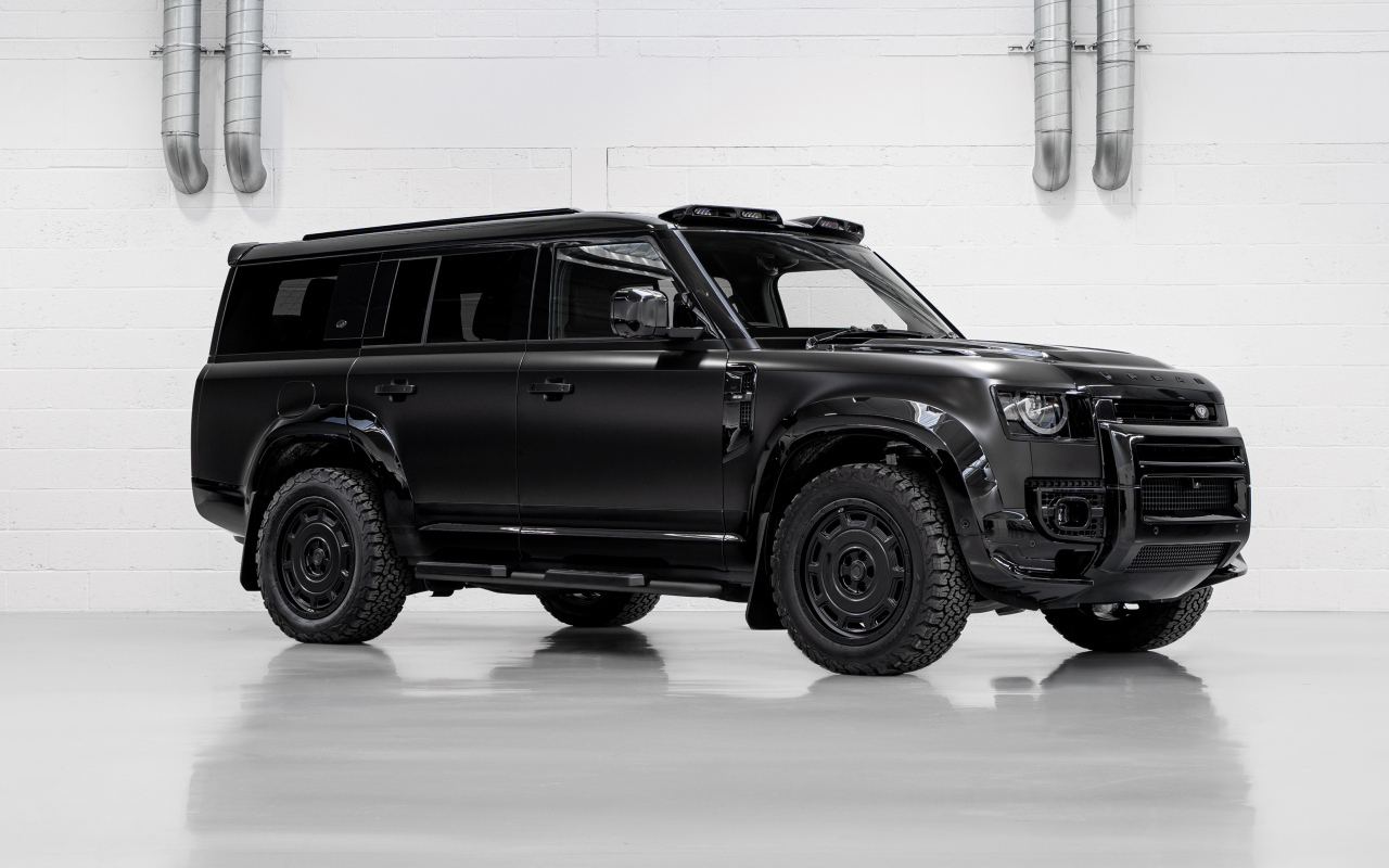 Большой черный автомобиль Land Rover Defender Widetrack 2024 года
