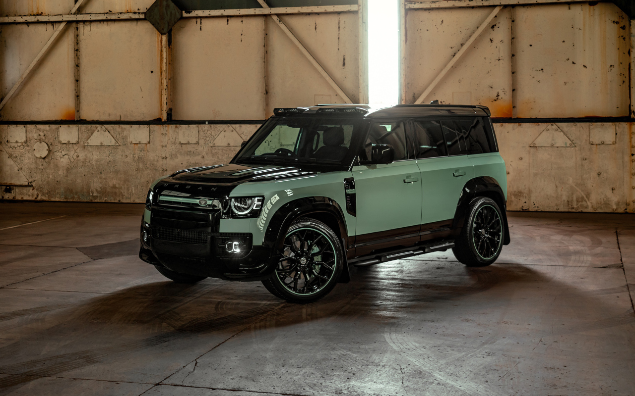 Вид спереди на автомобиль Land Rover Defender Widetrack 2024 года