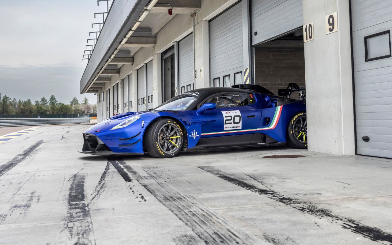 Автомобиль Maserati GT2 в гараже