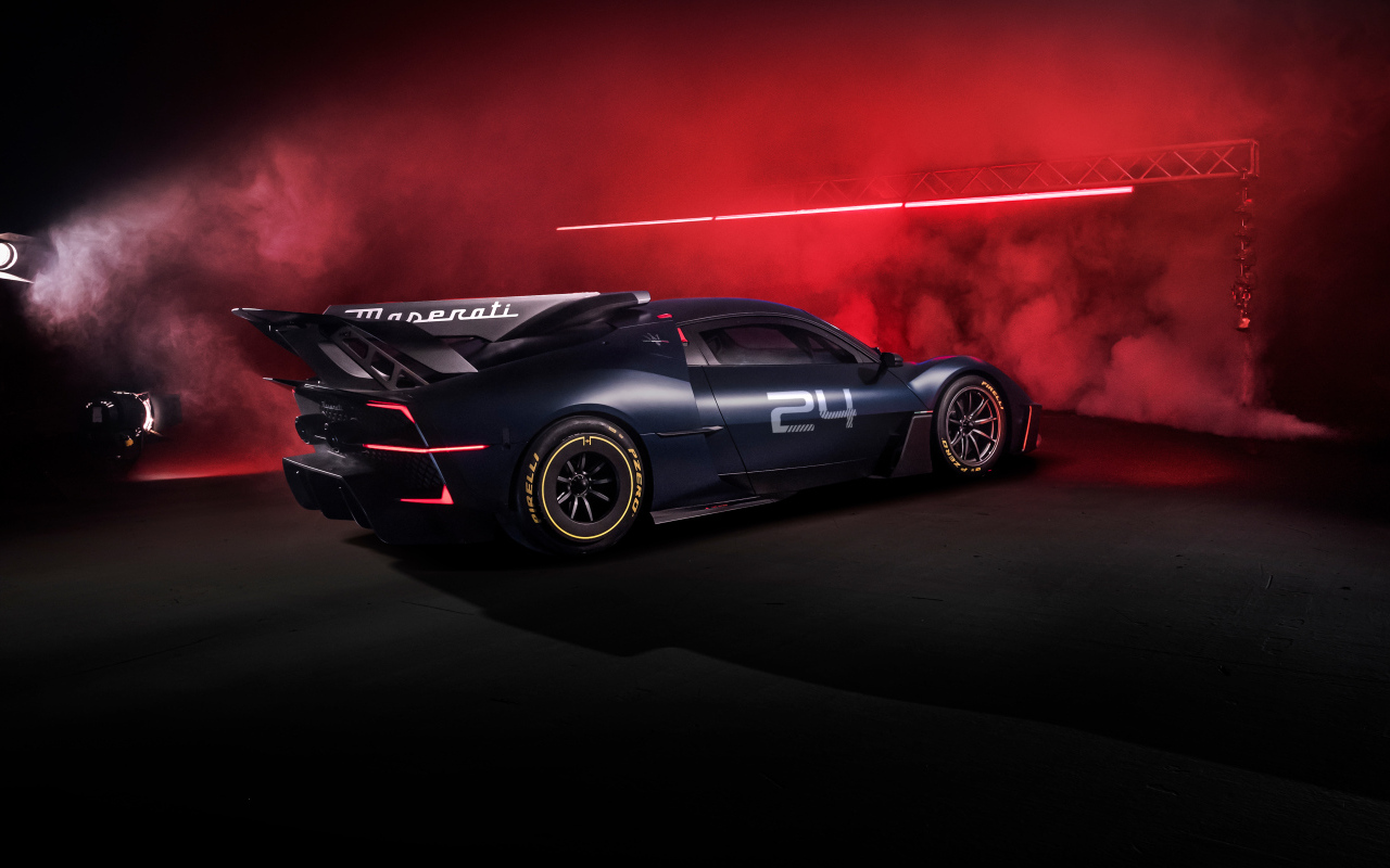 Вид сзади на спортивный автомобиль Maserati MCXtrema