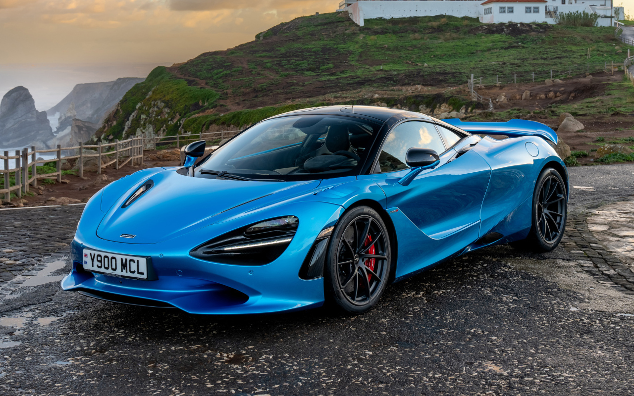 Синий быстрый автомобиль McLaren 750S Coupe