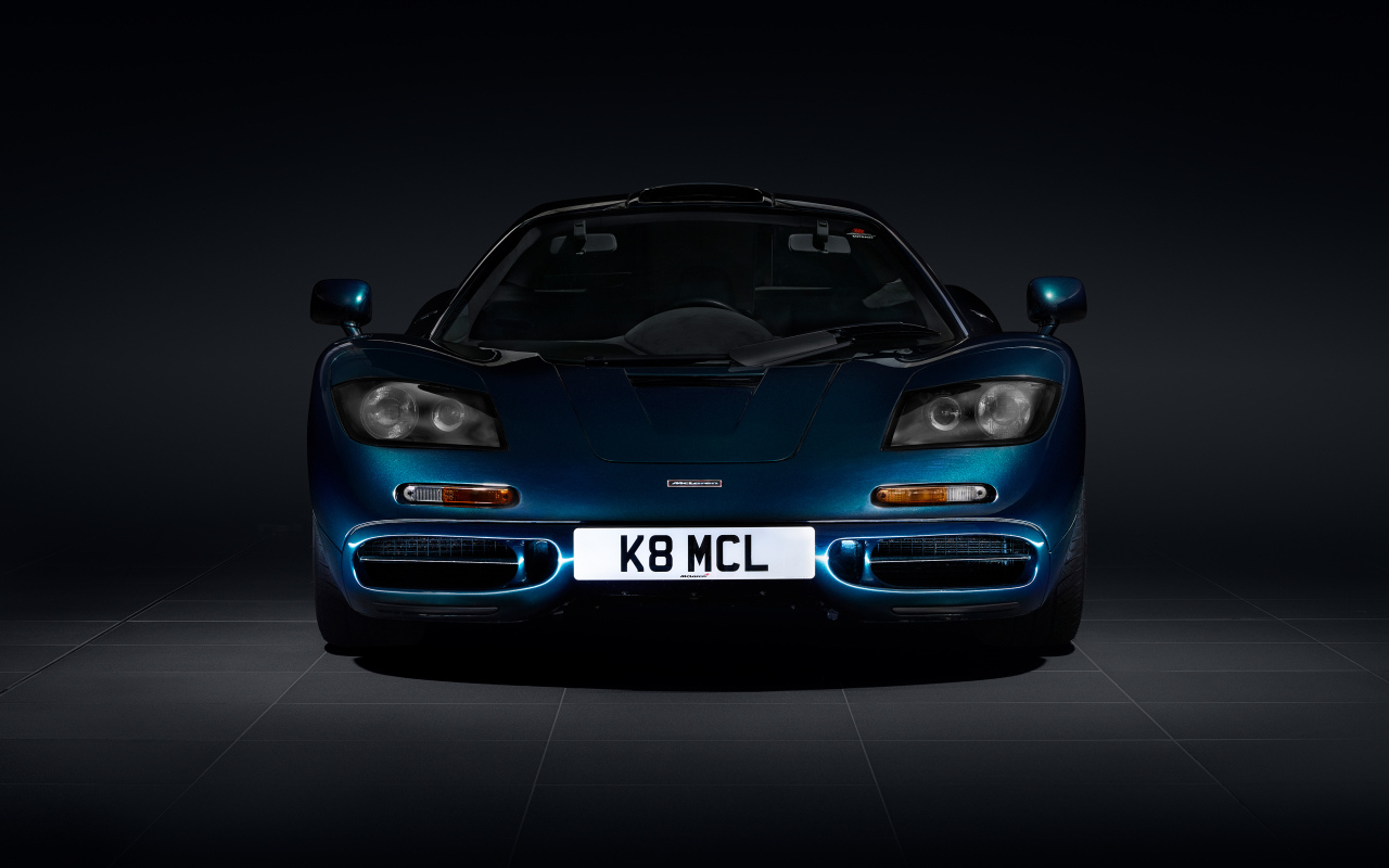 Вид спереди на спортивный автомобиль McLaren F1