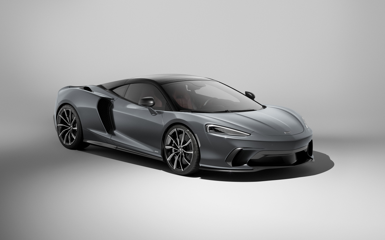 Серый автомобиль McLaren GTS
