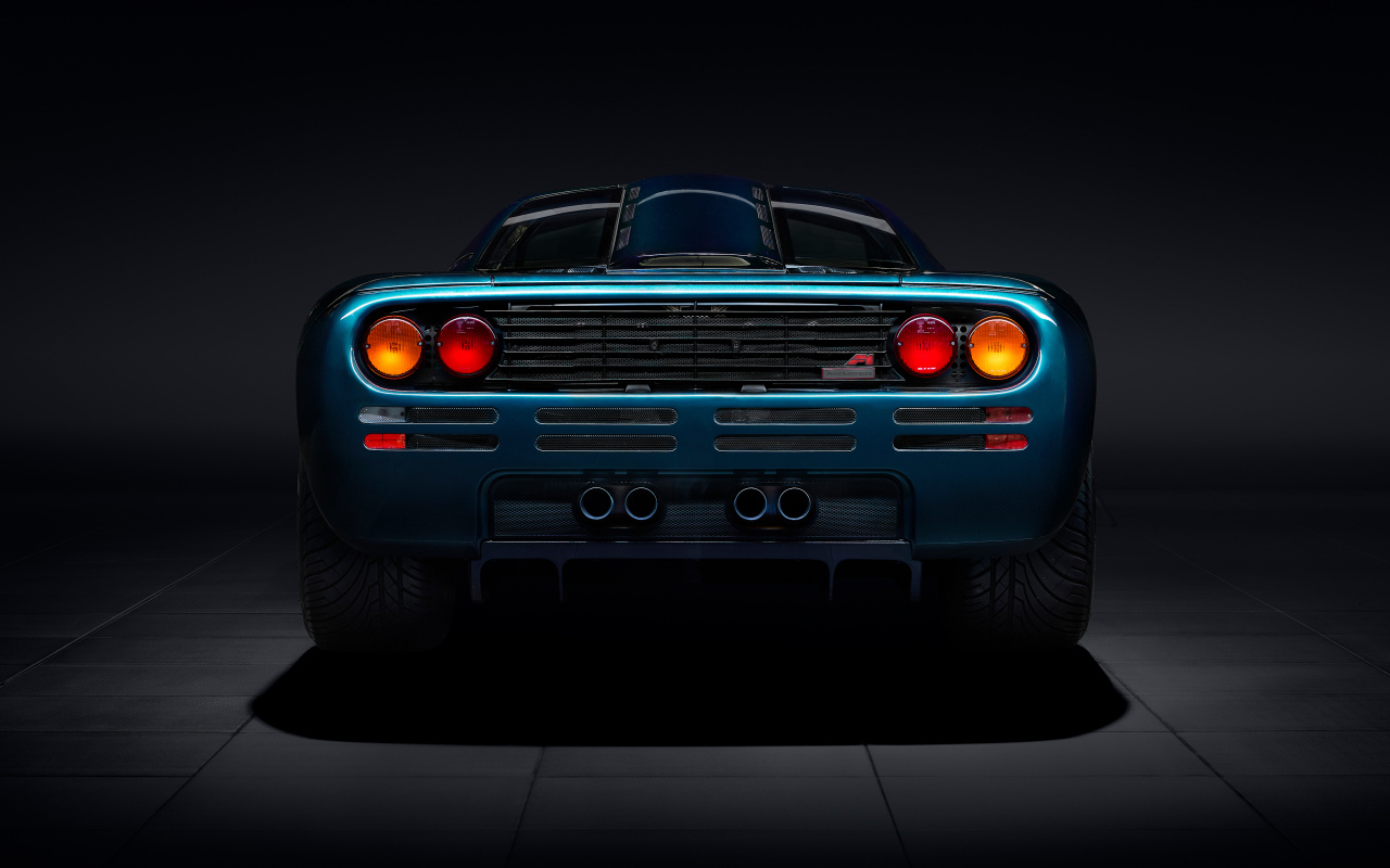 Вид сзади на автомобиль McLaren F1