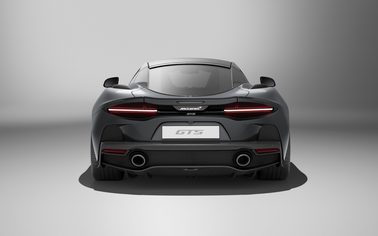 Вид сзади на автомобиль McLaren GTS на сером фоне