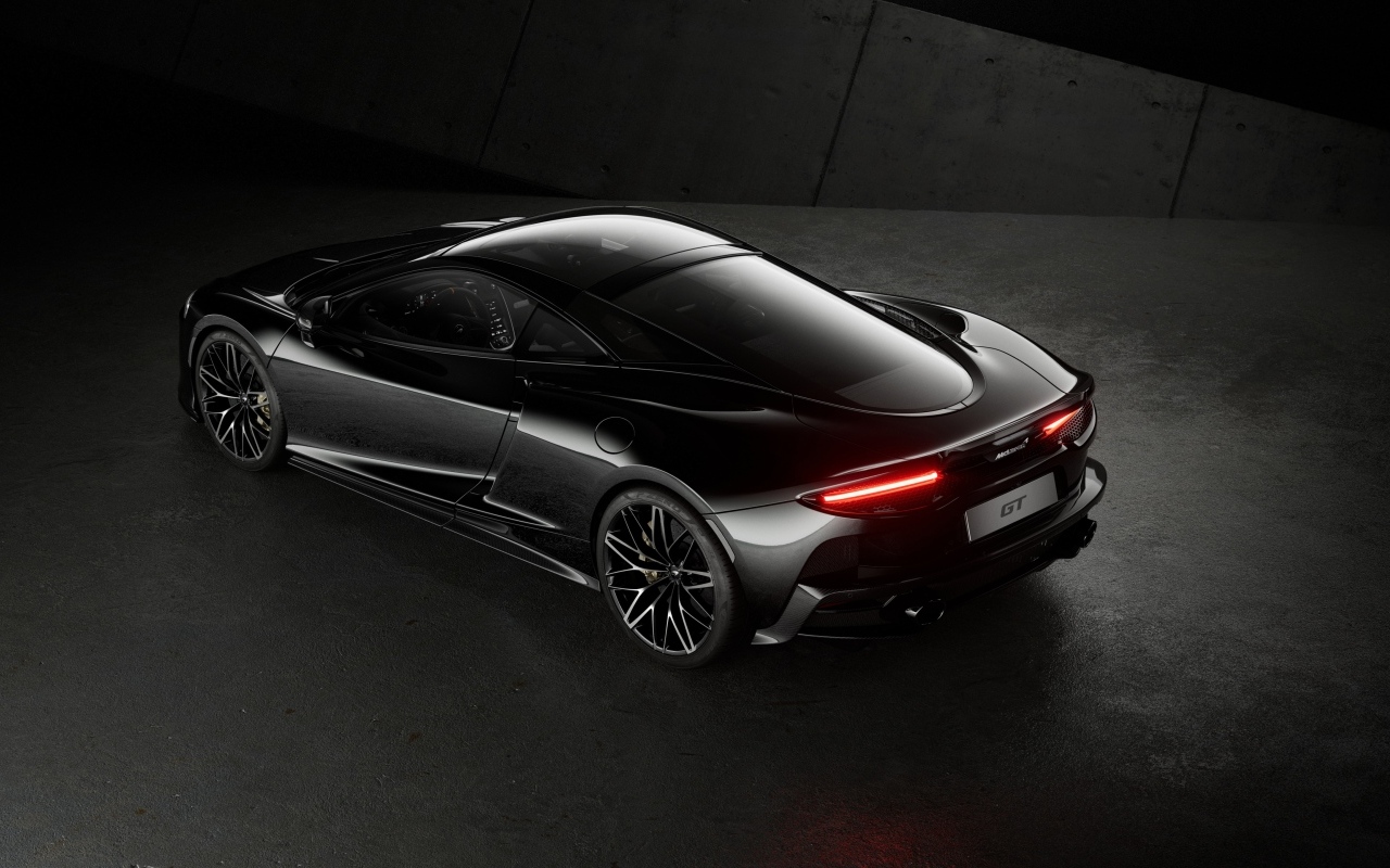 Вид сзади на черный автомобиль McLaren GT 60th Anniversary Edition