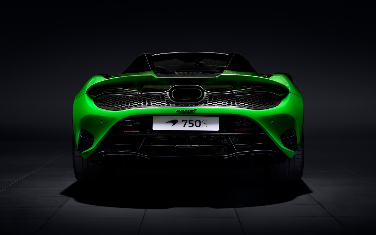 Вид сзади на зеленый автомобиль McLaren 750S