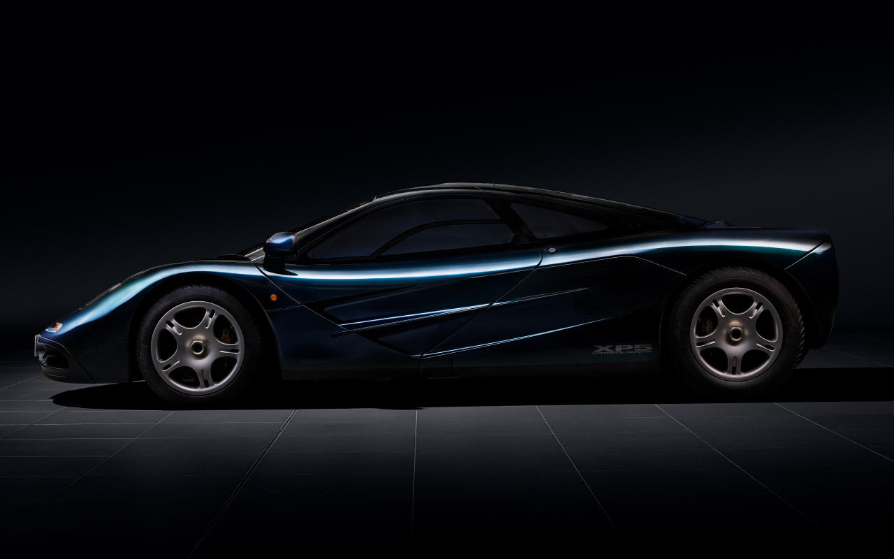 Вид сбоку на черный дорогой автомобиль McLaren F1