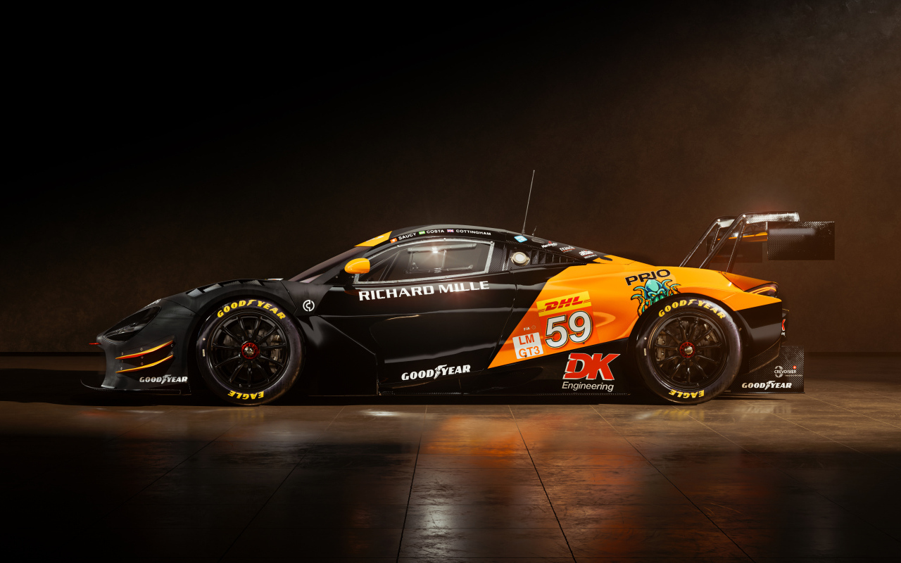 Вид сбоку на автомобиль McLaren 720S GT3 EVO 2024 года