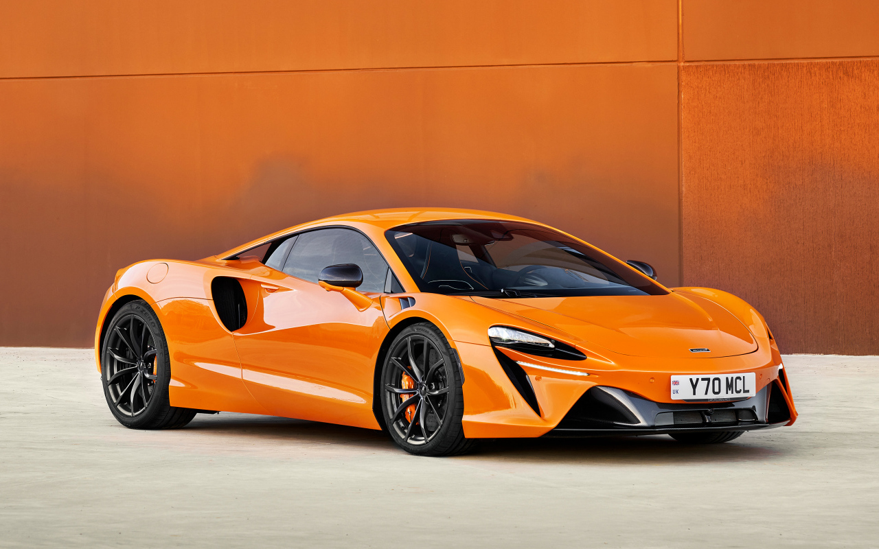 Вид на быстрый автомобиль McLaren Artura